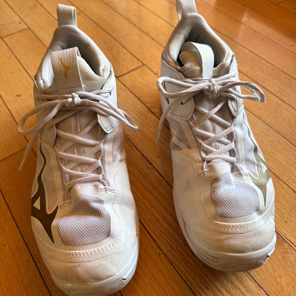 Mizuno Leather White and Gold unisex sneakers